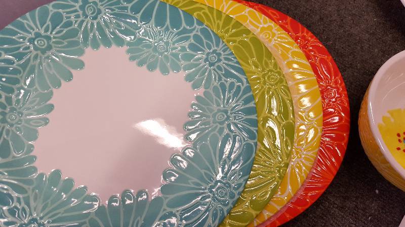 lot 103 image: Laurie Gates Melamine Dinnerware Set 12 pc