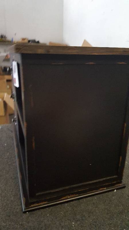 lot 86 image: Distressed Chic 3 Drawer Flower Storage Chest
