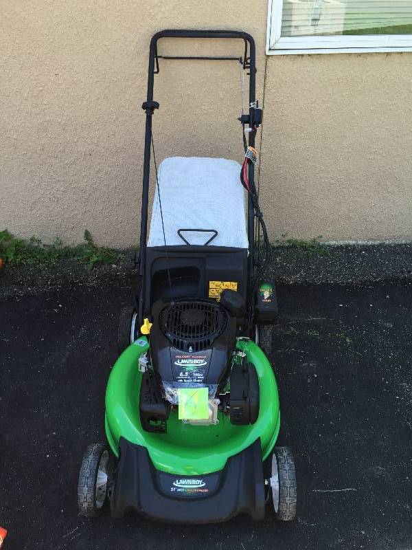 lot 6 image: Lawn-Boy 21 in. Self-Propelled Electric Start Gas Lawn Mower with Kohler Engine - CARB Compliant Model # 17734 in like New working conditions