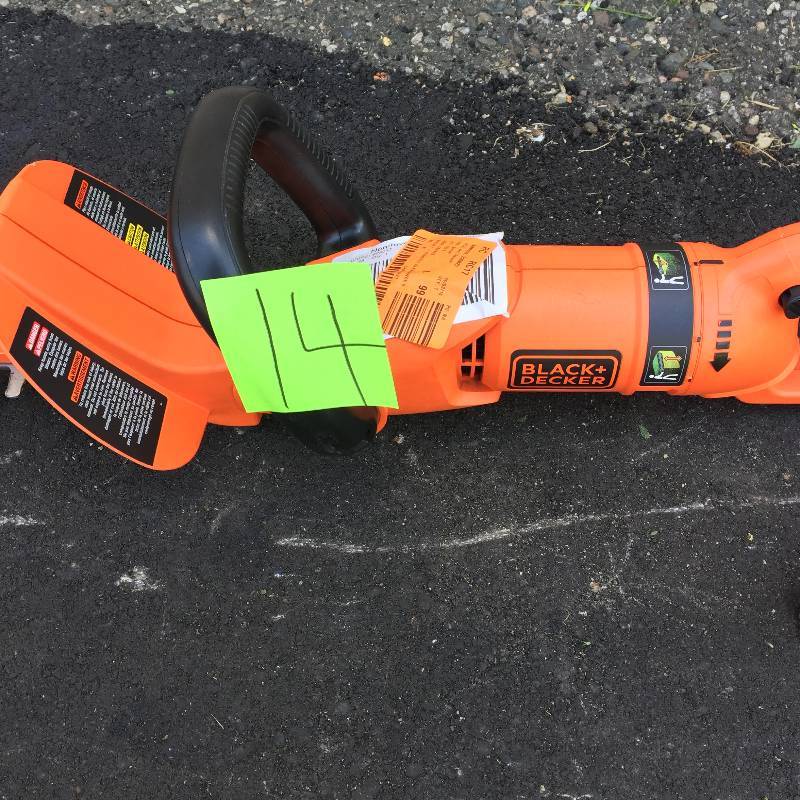 lot 14 image: BLACKDECKER 22 in. Corded Hedge Trimmer Model # HT22 in working conditions