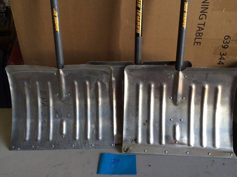 lot 79 image: Lot of 3 Snow Shovels New