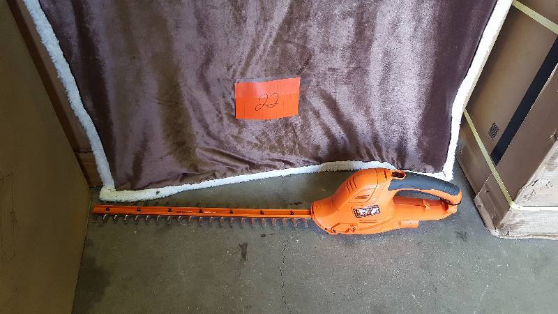 BLACKDECKER 22 in. Corded Hedge Trimmer in like New working conditions