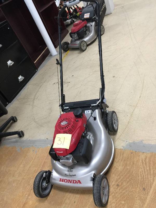 Honda 21 in. 3-in-1 Variable Speed Self-Propelled Gas Mower with Auto Choke in working conditions