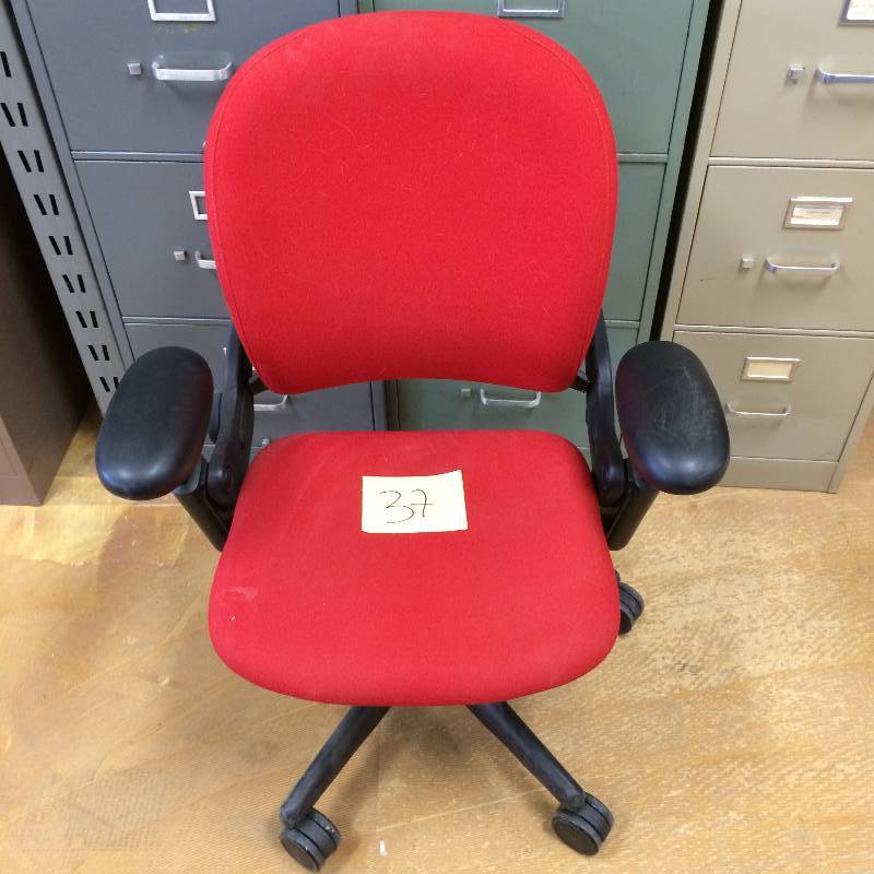 lot 39 image: Desk Task Chair