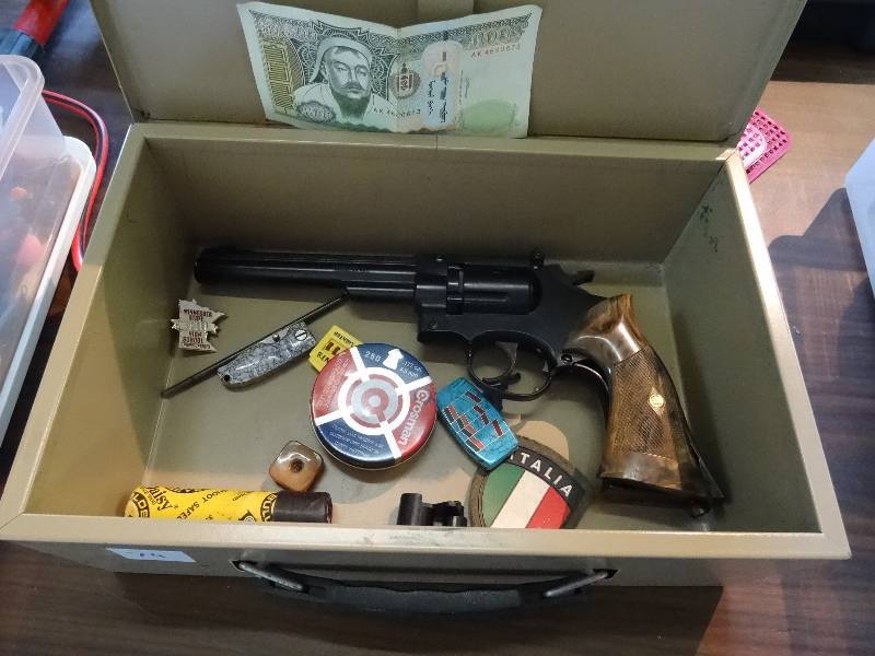 CO2 Revolver & Paper Money