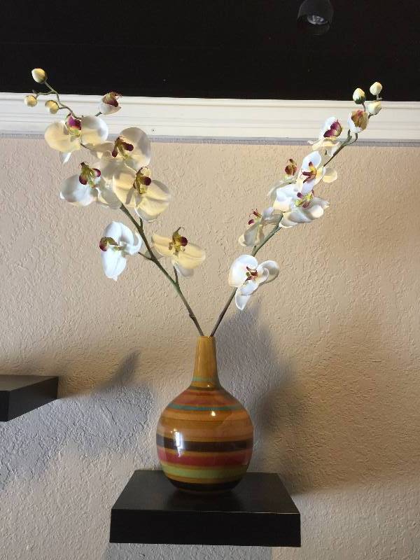 lot 16 image: Flower Decor