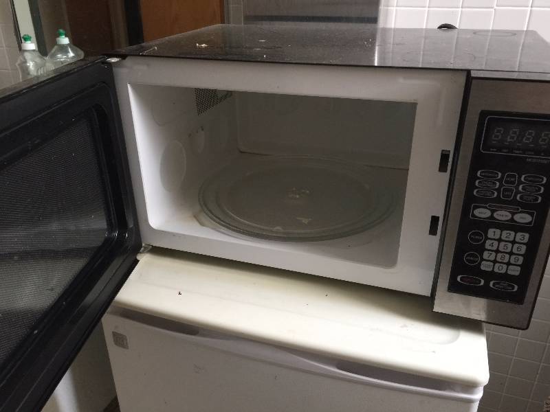 lot 21 image: MagicChef Microwave