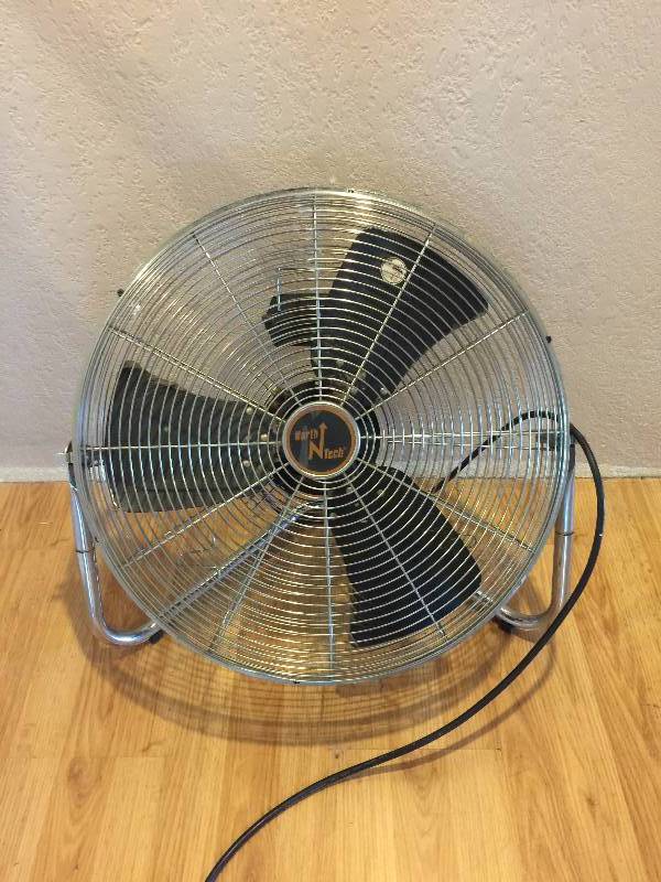 lot 22 image: 2 Foot Floor Fans (Qty. 4)