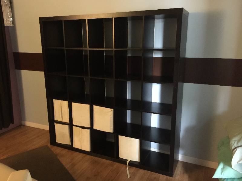 lot 32 image: 25 Tier Shadow Box Shelf