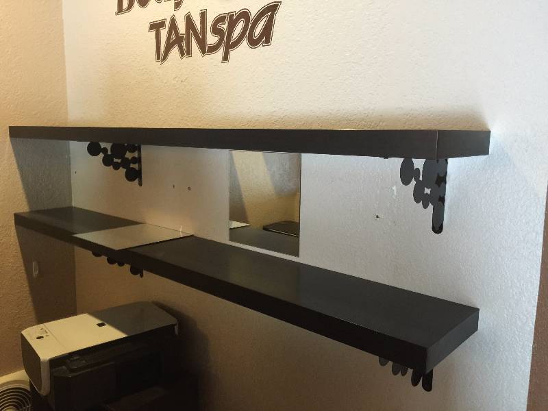 lot 42 image: Wall Decor and Shelves