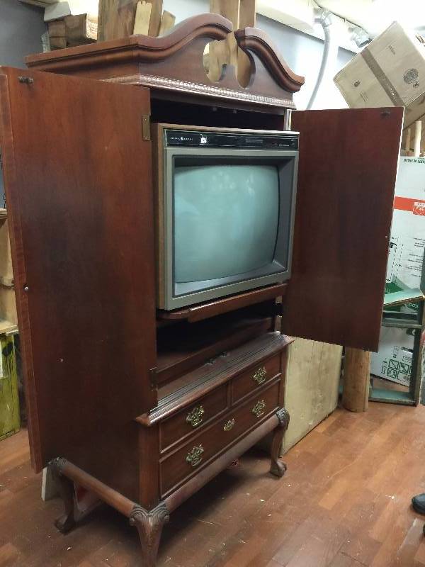 lot 55 image: Wood Curio