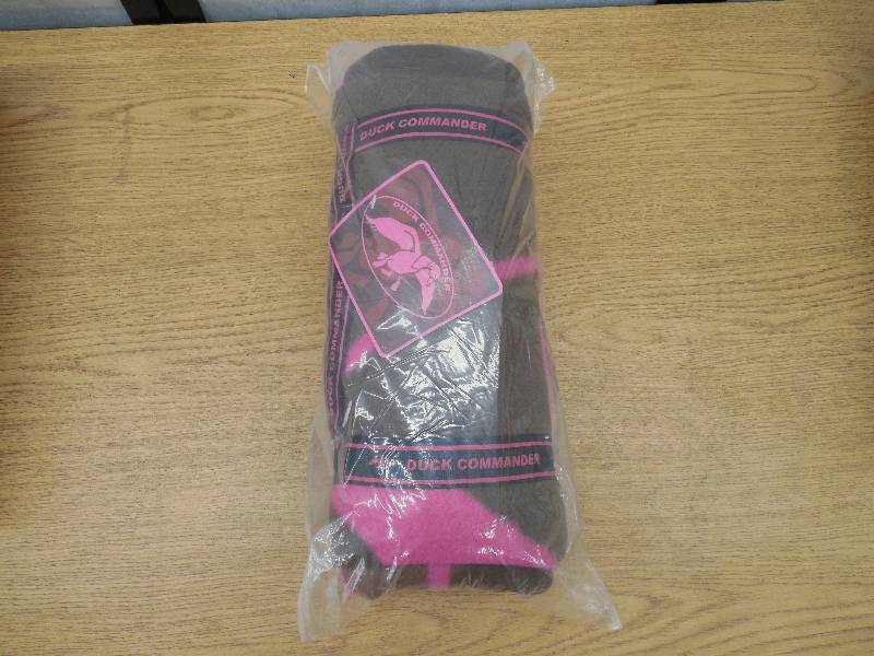 lot 32 image: NEWDuck Commander Duck Dynasty Fleece Throw Blanket Pink & Brown 50x 60