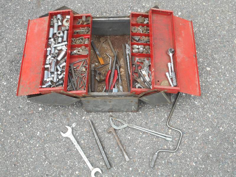 lot 46 image: Portable Tool Chest With Misc Socke...