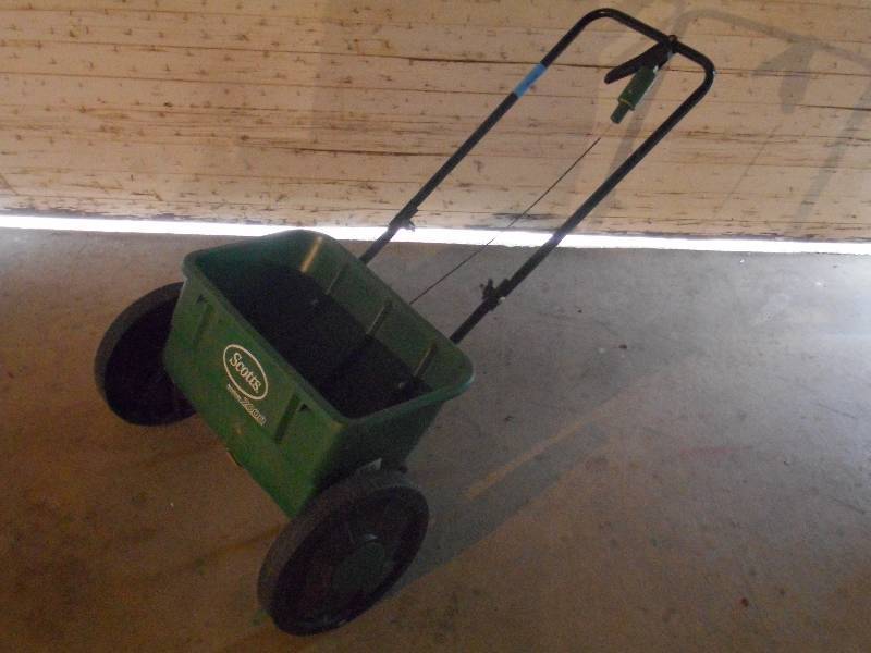 lot 71 image: Scotts Acu-Green 2000 Fertilizer Sp...