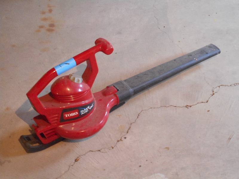 lot 73 image: Toro Rake And Vac Electric Handheld...