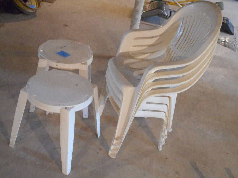 lot 79 image: 5-Piece Plastic Patio Set ...