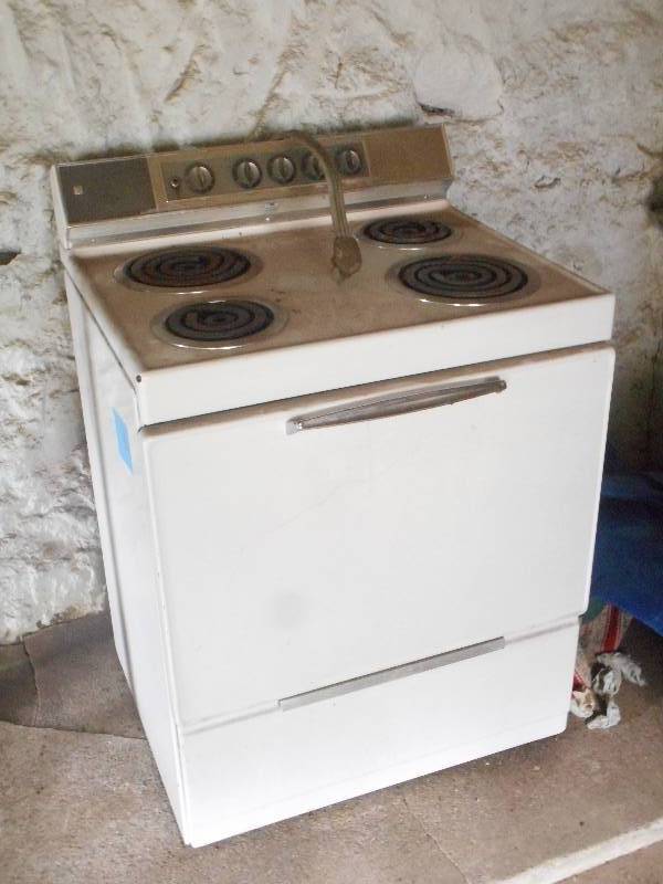 lot 111 image: Fridigiare 230Volt Electric Range ...