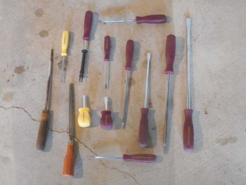 lot 129 image: Flat Of Assorted Screw Drivers...