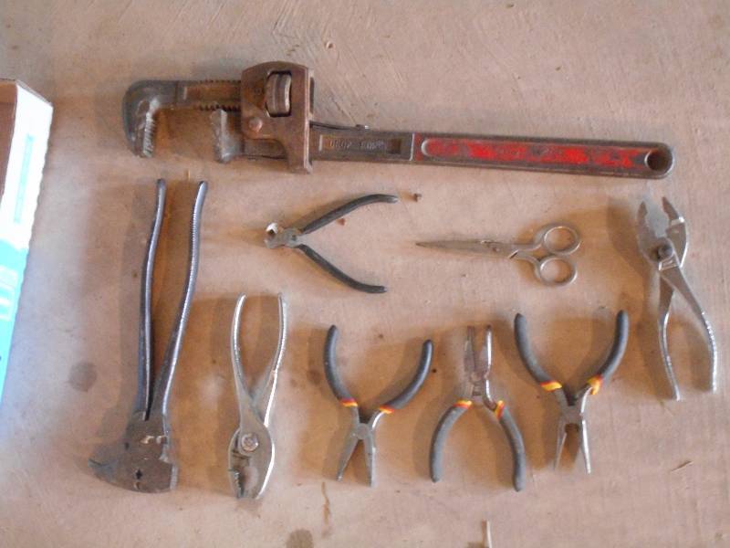 lot 131 image: Flat Of Assorted Pliers, Pepe Wrenc...