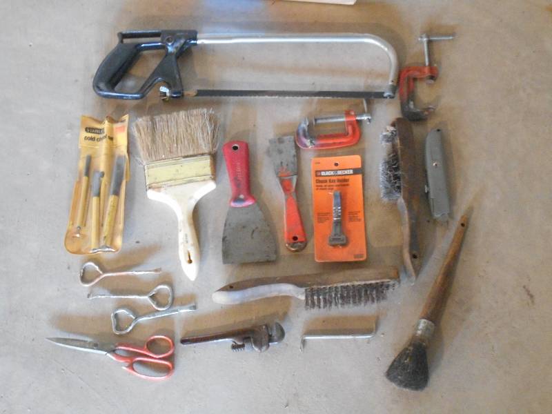 lot 133 image: Flat Of Assorted Hand Tools ...