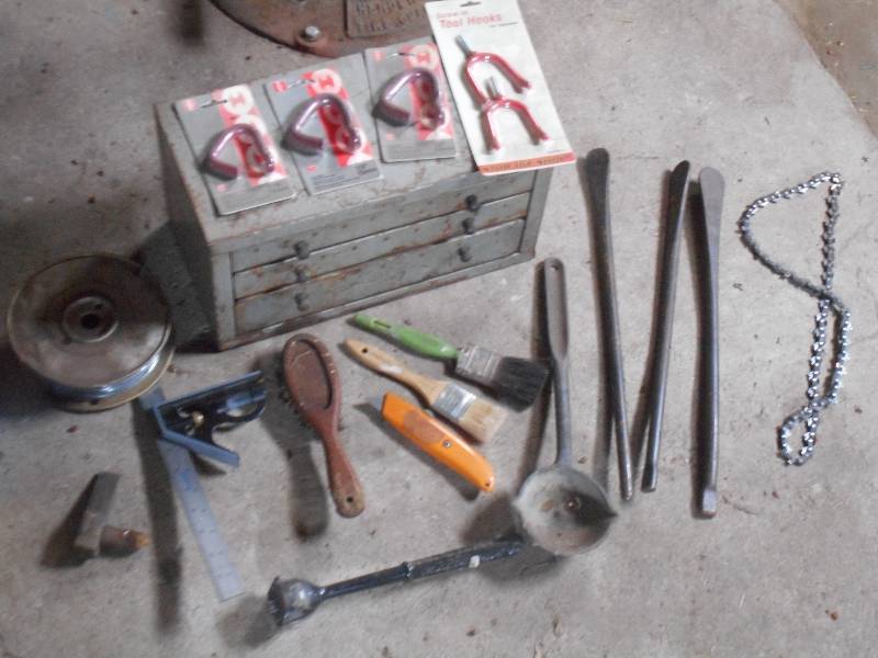 lot 134 image: Flat Of Assorted Hand Tools, Hooks,...
