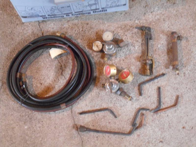 lot 139 image: Box Of Oxi-Acetylene Hose-Torch-Reg...