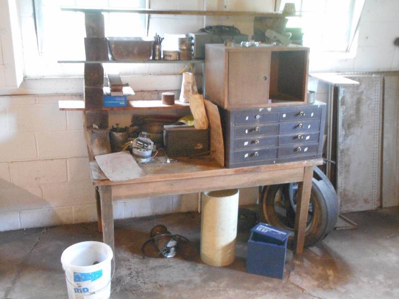 lot 142 image: Bench Lot Nuts & Bolts, Grinding W...