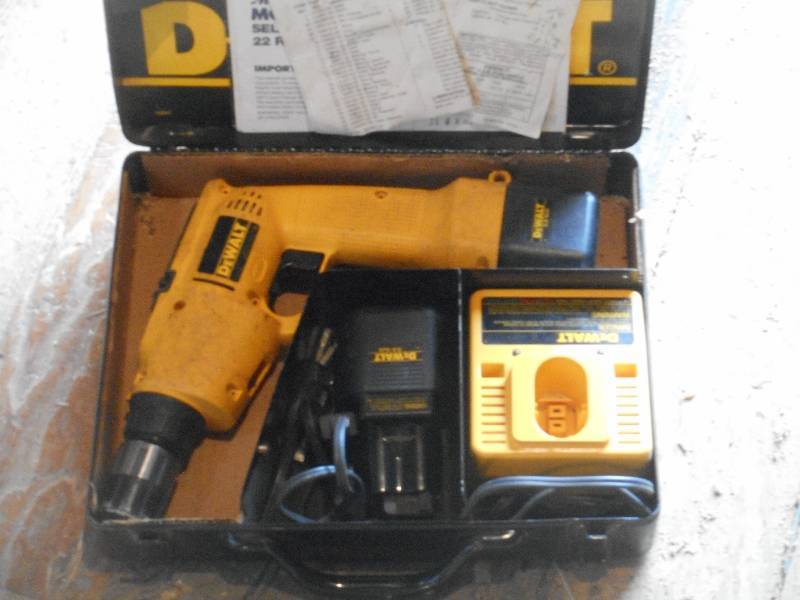 lot 149 image: DeWalt DW944 38 VSR Drill Set, 9....