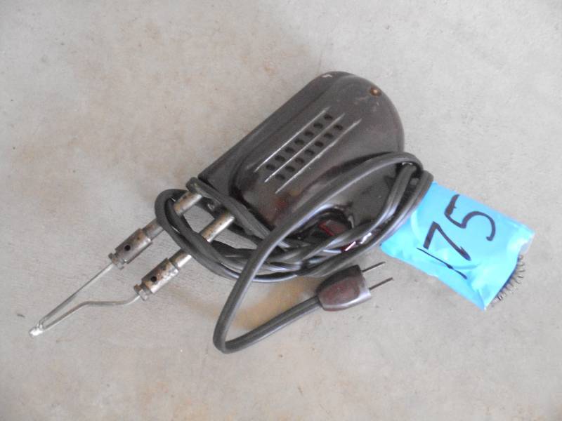 lot 175 image: Weller 120Volt Electric Soldering G...
