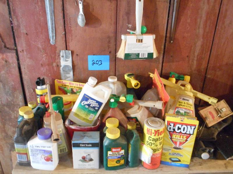 lot 203 image: Lot Of Assorted Yard & Garden Produ...