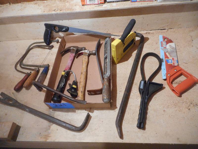 lot 221 image: Flat Of Assorted Hand Tools Hammer...