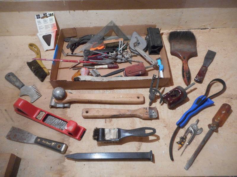 lot 222 image: Flat Of Assorted Hand Tools Scrape...