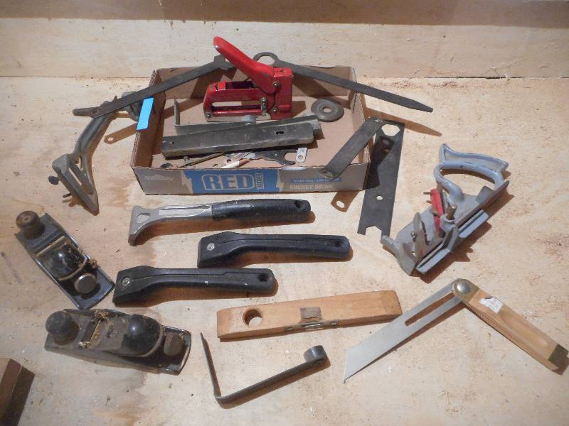 lot 223 image: Flat Of Assorted Hand Tools Scrape...