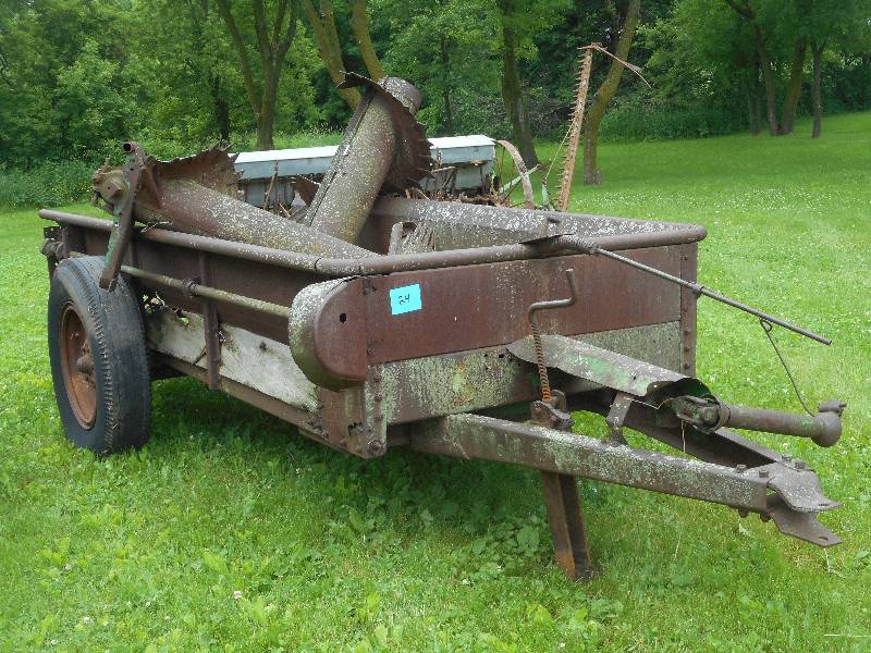 lot 24 image: Pin-Hitch Manure Spreader Trailer F...