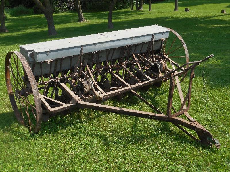 lot 11 image: John Deere Van Brundt 16x6 Model-EE...