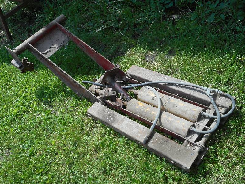 lot 20 image: Heavy Duty 2-Cylinder Hydraulic Hoist