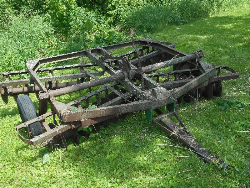 lot 23 image: Heavy Duty 2-Row 12ft Disc, Pin-Hit...