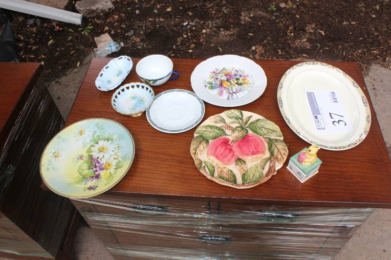 lot 37 image: Lot of (9) Various Size Glass and Ceramic Decorative Plates