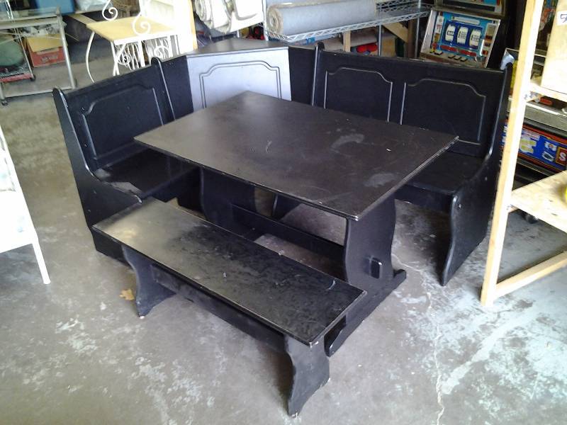 lot 3 image: 3-Piece Nook Dining Set