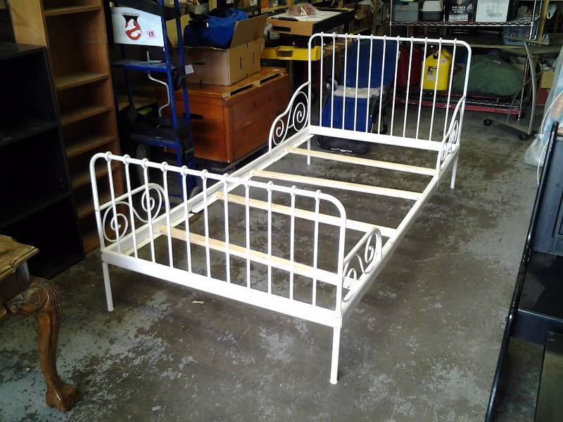 lot 7 image: Metal Twin Size Bed Frame (No Mattress)