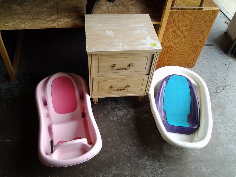 lot 10 image: 2 Drawer Night Stand 18x16x23, 2 Baby Bath Tubs