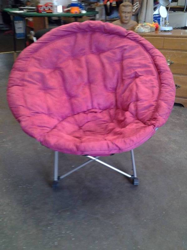 lot 16 image: Round Fuschia Folding Chair