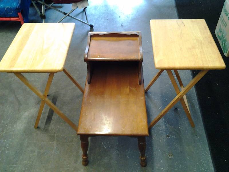 lot 17 image: Step End Table, 2 Wood TV Trays