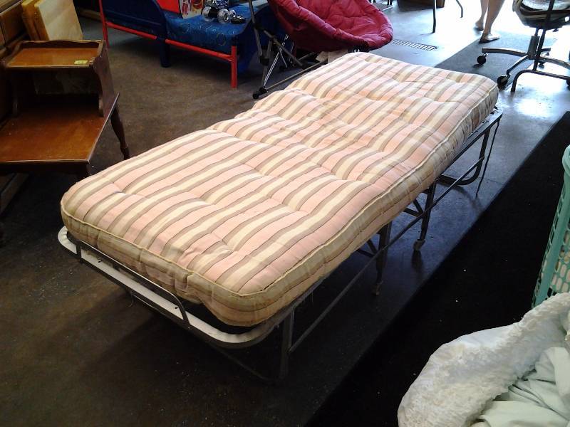 lot 18 image: Rollaway Bed