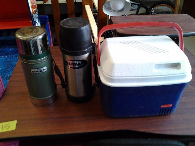 lot 33 image: Rubbermaid Cooler Lunchbox, 2 Thermoses