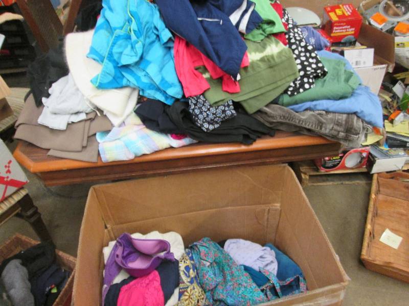 Extra large lot of womens clothing...