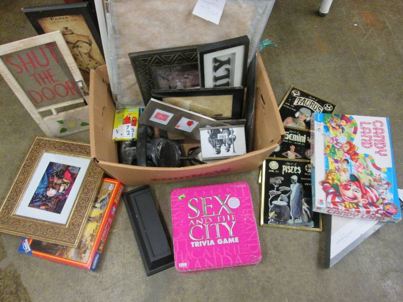 Misc lot puzzles, games, dcor it...