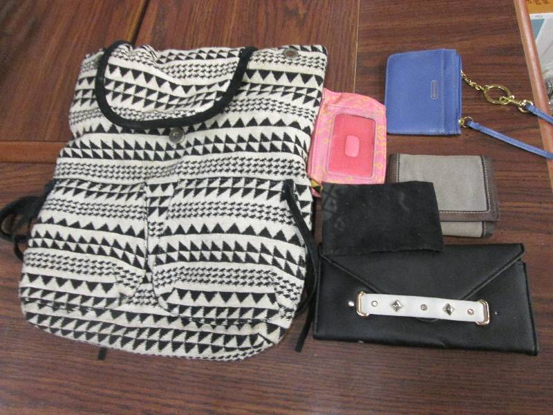 Black light tan patterned purse, B...