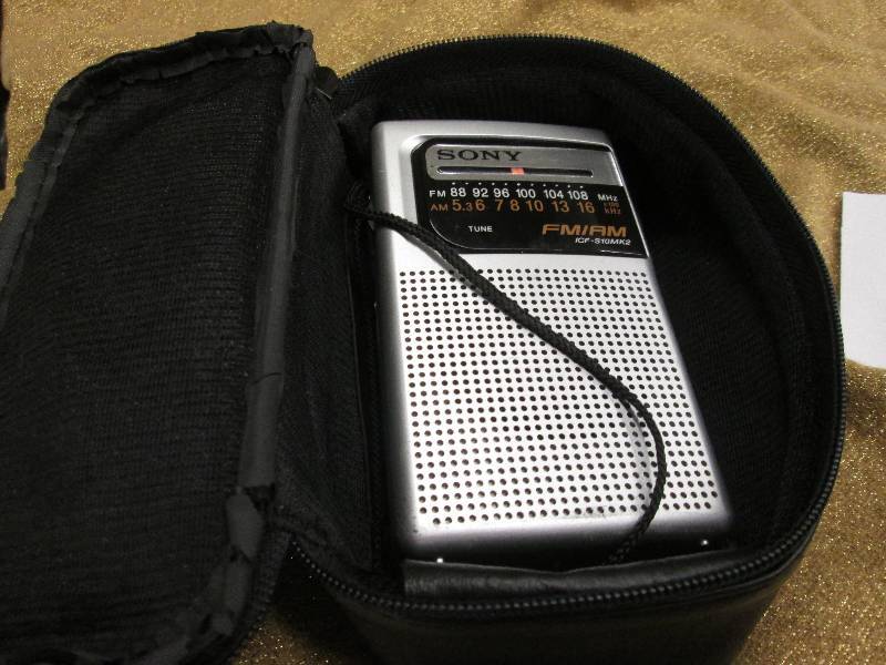 Transistor radio with case - works...