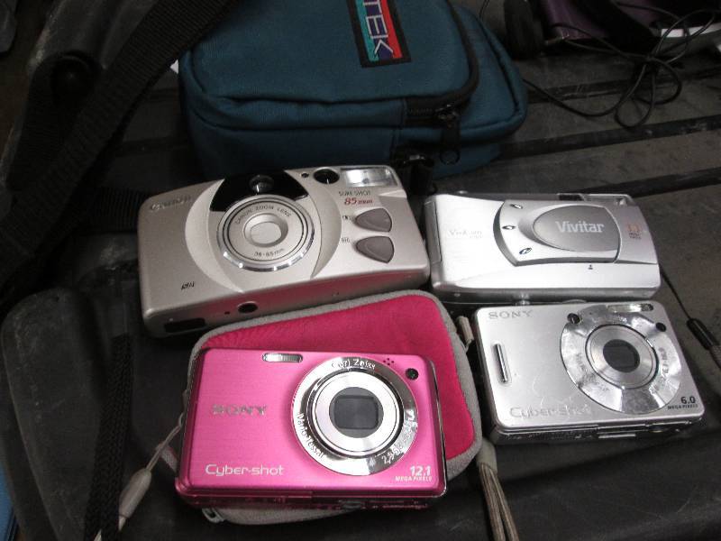 Lot of 4 cameras 2 Sony Cybershots...